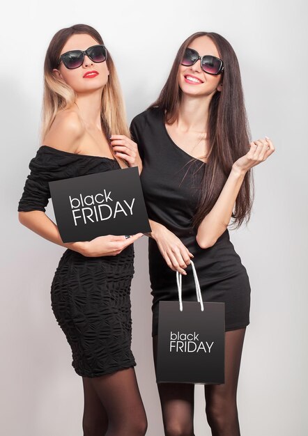 Due ragazze amichevoli ai saldi del Black Friday