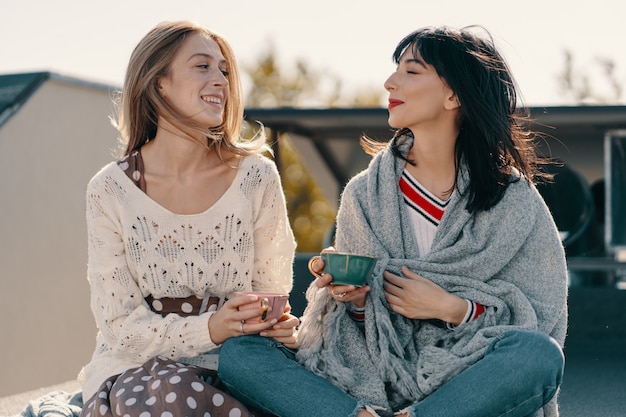 Due ragazze attraenti godono di un tea party