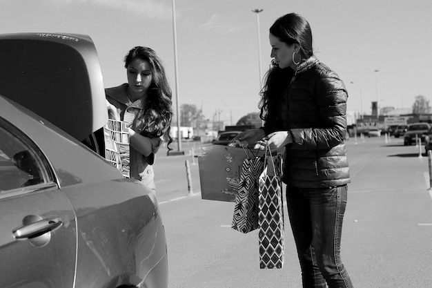 Due ragazze carine vanno a fare shopping nel centro commerciale