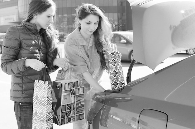 Due ragazze carine vanno a fare shopping nel centro commerciale