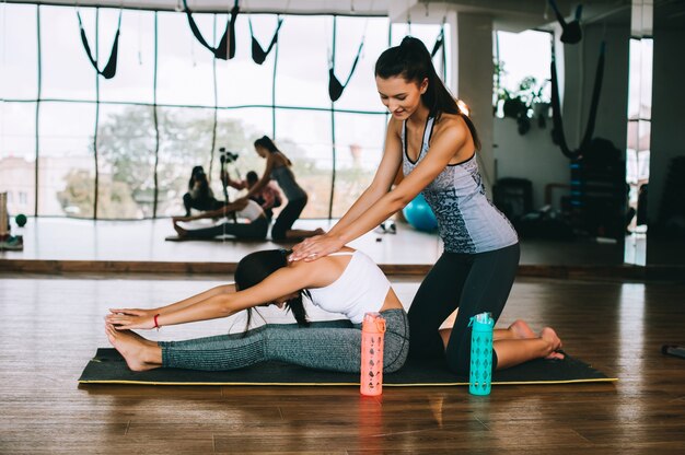 Due ragazze che fanno yoga