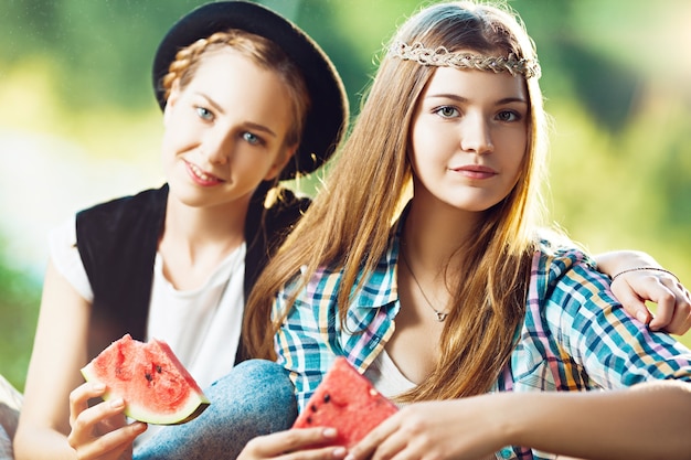 Due ragazze che hanno picnic nel parco