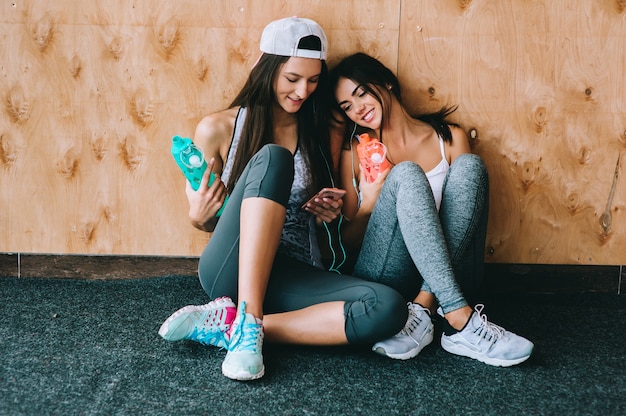 Due ragazze che hanno una pausa in palestra