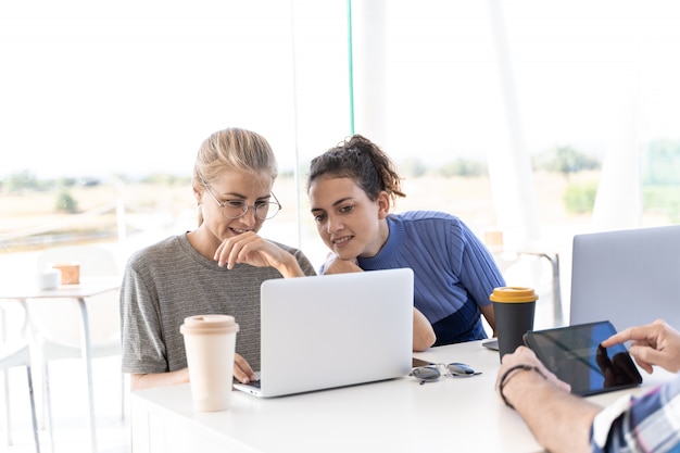 Due ragazze che lavorano insieme in un coworking