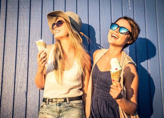 Due ragazze che mangiano il gelato