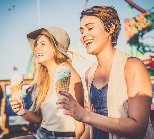 Due ragazze che mangiano il gelato