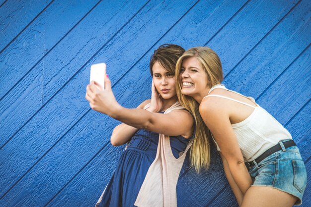 Due ragazze che prendono selfie