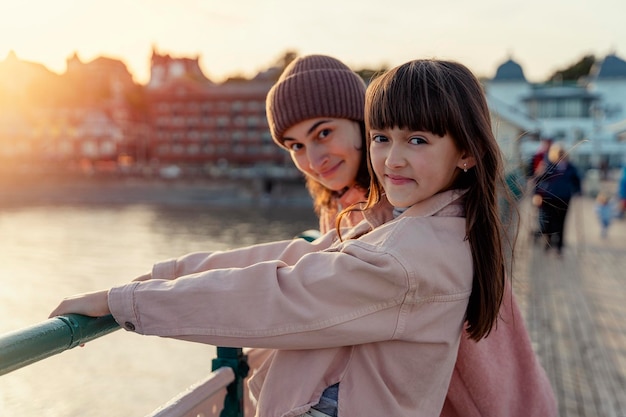 Due ragazze che si divertono sulla spiaggia al tramonto