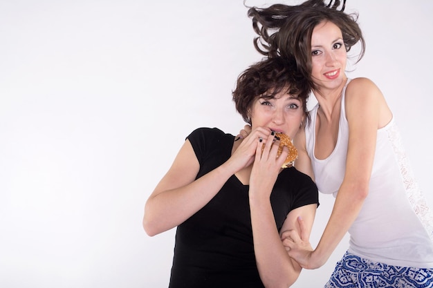 Due ragazze con hamburger