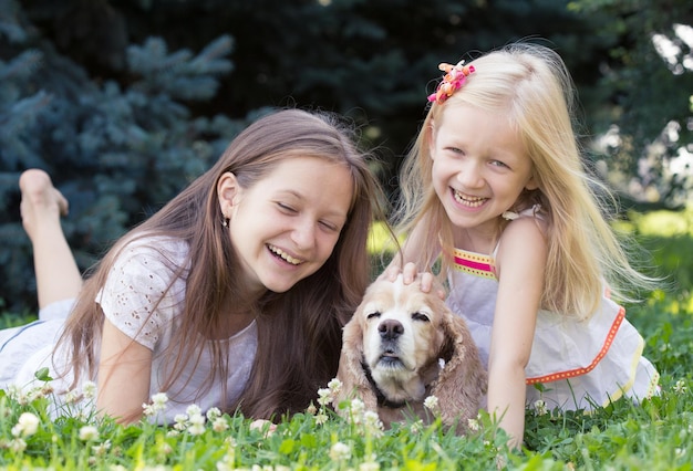 Due ragazze con il cane