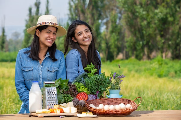 due ragazze e un cesto di verdure fresche