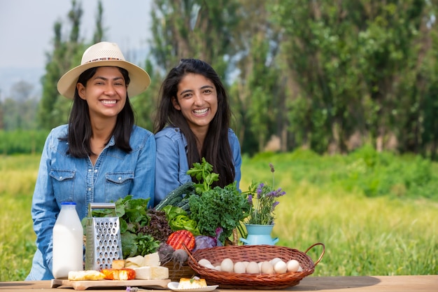 due ragazze e un cesto di verdure fresche