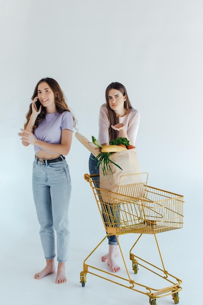 Due ragazze europee che si divertono dopo lo shopping