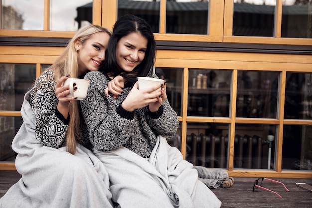 Due ragazze felici che tengono le tazze