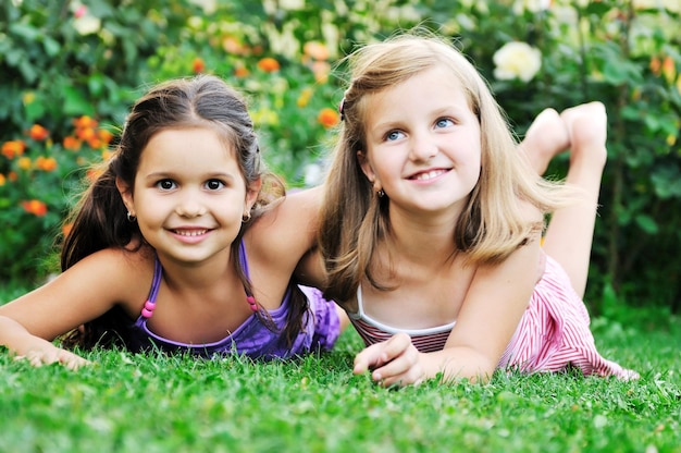 due ragazze felici i bambini si divertono all'aperto nella natura