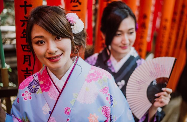 Due ragazze giapponesi che indossano abiti tradizionali kimono, momenti di stile di vita