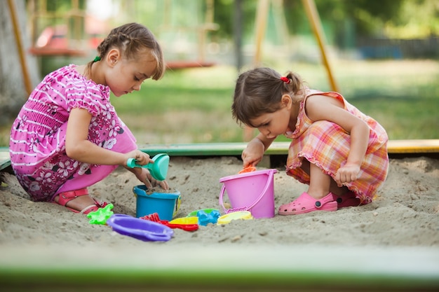 Due ragazze giocano nella sandbox