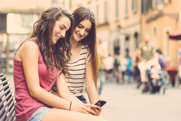 Due ragazze guardando uno smartphone