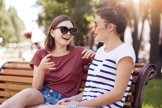 Due ragazze hanno una conversazione amichevole nel parco