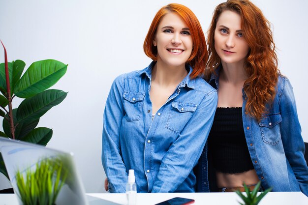 Due ragazze lavorano insieme come una squadra nell'ufficio della società