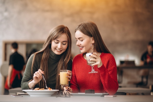 Due ragazze pranzando in un caffè