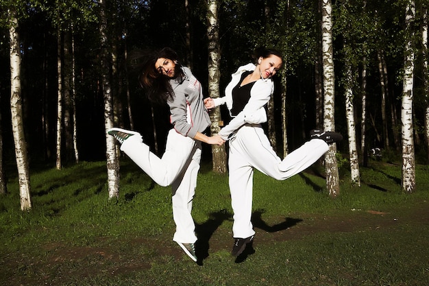 Due ragazze saltano nel parco