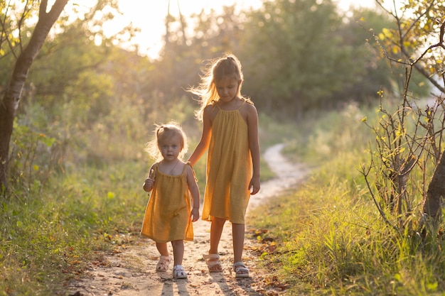 Due ragazze, sette anni e un'età, all'aperto