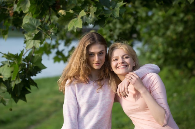 Due ragazze si abbracciano e sorridono