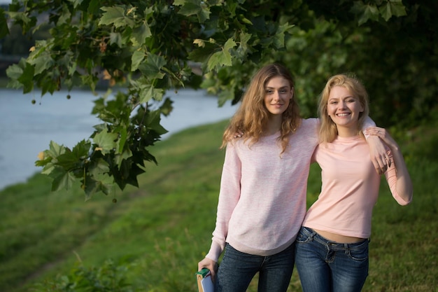 Due ragazze si abbracciano e sorridono