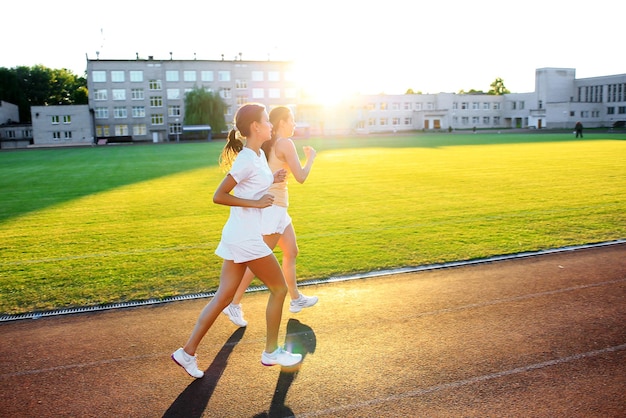 Due ragazze si dedicano allo sport allo stadio