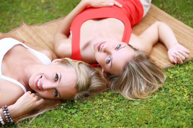 Due ragazze si stanno divertendo nel parco.