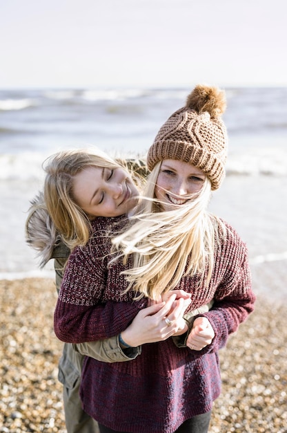 Due ragazze sulla spiaggia in inverno