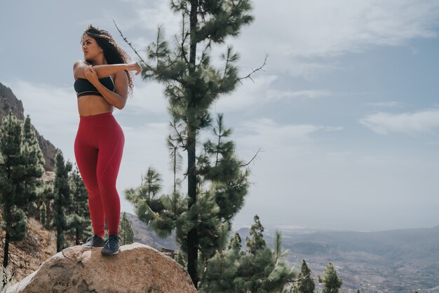 Due ragazze, una caucasica e l'altra nera, fanno sport durante una gita