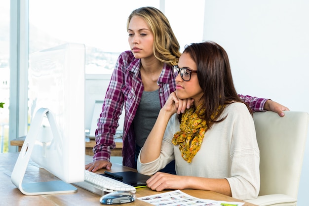 Due ragazze usano un computer in un ufficio