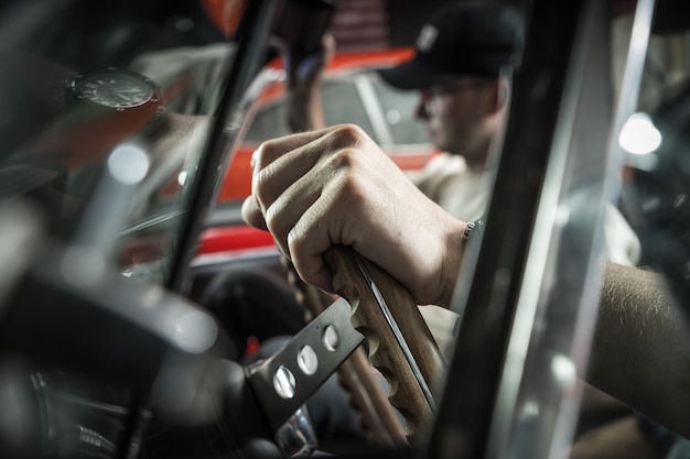 Due ragazzi all'interno di un'auto d'epoca