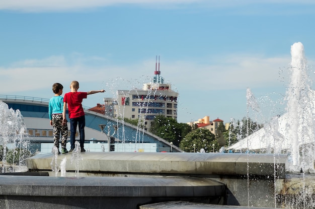 Due ragazzi alla fontana