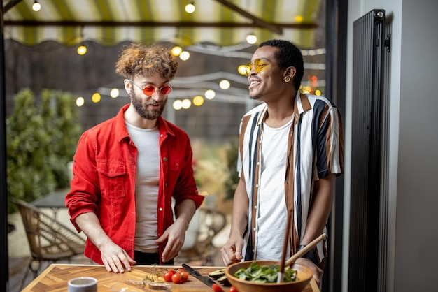 Due ragazzi che cucinano insieme in modo sano a casa