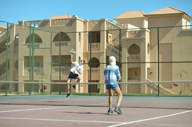 Due ragazzi che giocano a tennis