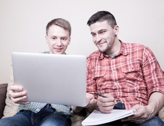 Due ragazzi con il laptop