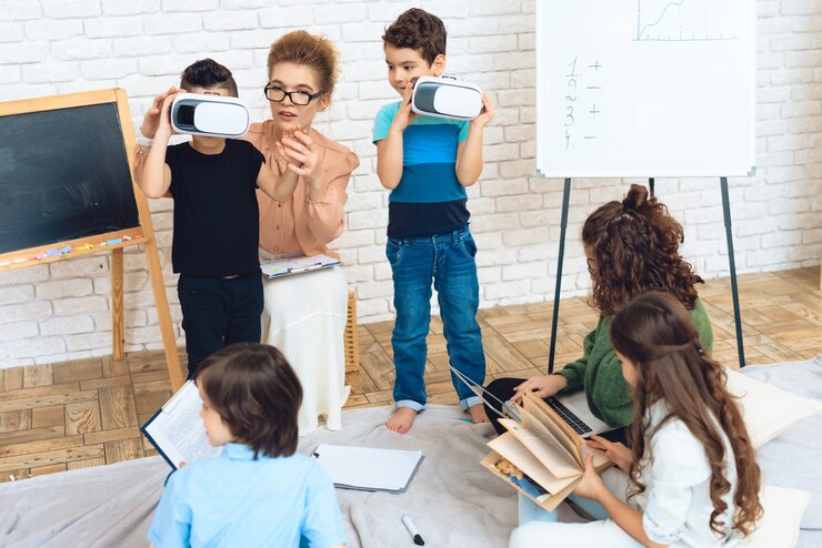 Foto due ragazzi conoscono la tecnologia della vr in classe.