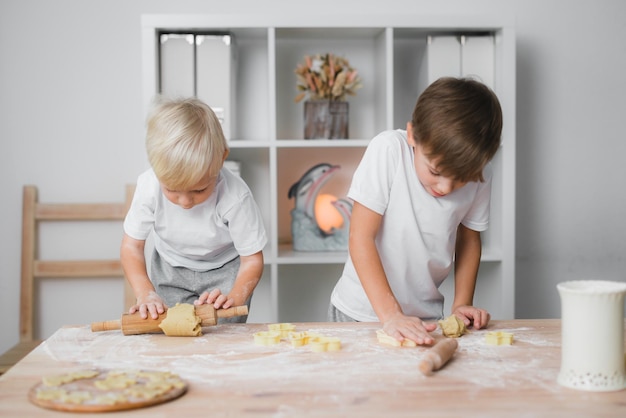 Due ragazzi - fratelli sono appassionati di fare prodotti da forno fatti in casa.