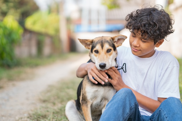 Due ragazzi migliori amici e il suo cane si divertono un mondo