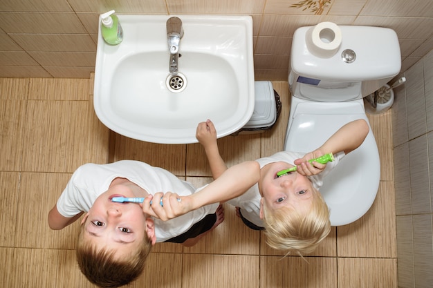 Due ragazzi si lavano i denti in bagno