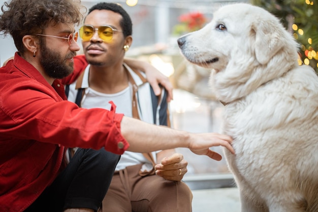 Due ragazzi si prendono cura del cane mentre sono seduti per terra a casa