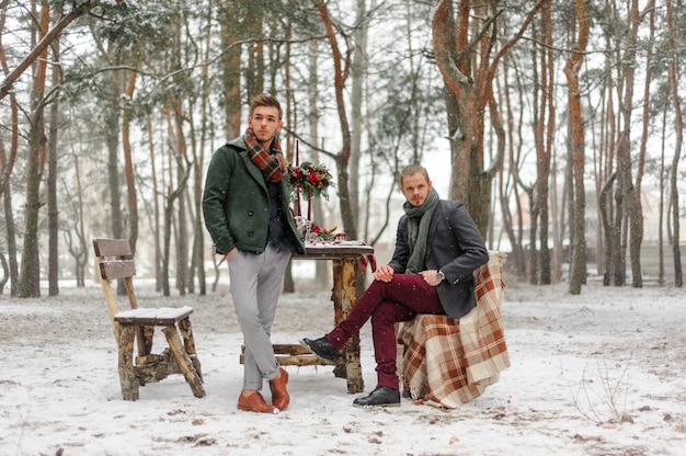 Due ragazzi stanno aspettando i loro cari. Inverno.