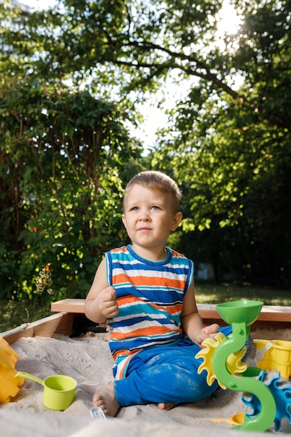 Due ragazzini che giocano nella sandbox