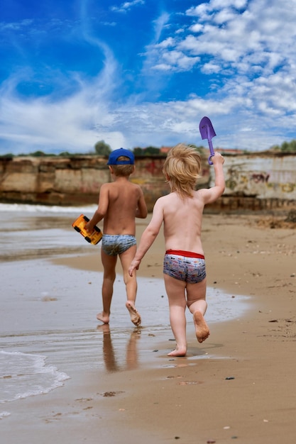 Due ragazzini stanno giocando in riva al mare