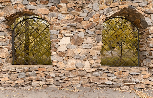 Due reticoli vintage su un muro di pietra in autunno all'aperto.