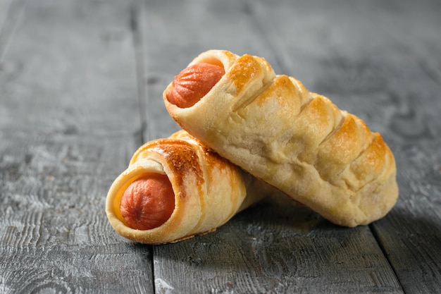 Due salsicce fatte in casa su un tavolo di legno.