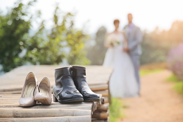 Due scarpe concomitant, pre matrimonio girato e sfocatura coppia insieme